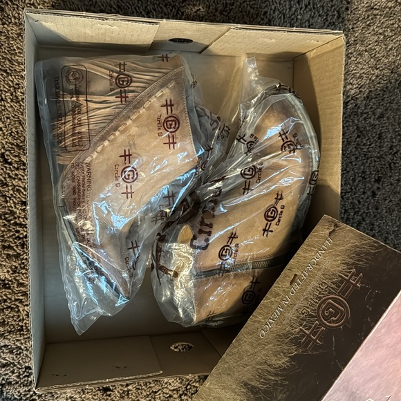 Like NEW!  Women’s Size 8 Western Distressed Honey Side-Fringe Bootie - Picture 2 of 13